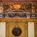 ...il tutto �sorretto� da finte mensole dove, sedute su degli architravi, troviamo figure femminili...